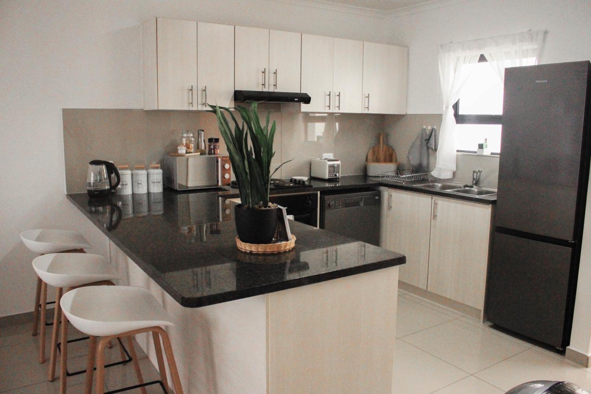 Modern 2 Bedroom Close To Shops & *